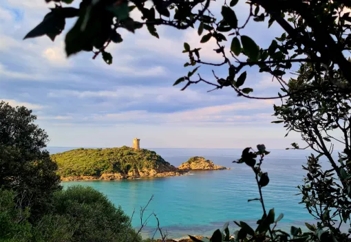 Tour de Pinarello à visiter et se baigner dans son eau translucide