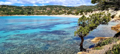 Acciaro Plage située à 800m avec son parking gratuit pour nos clients.
