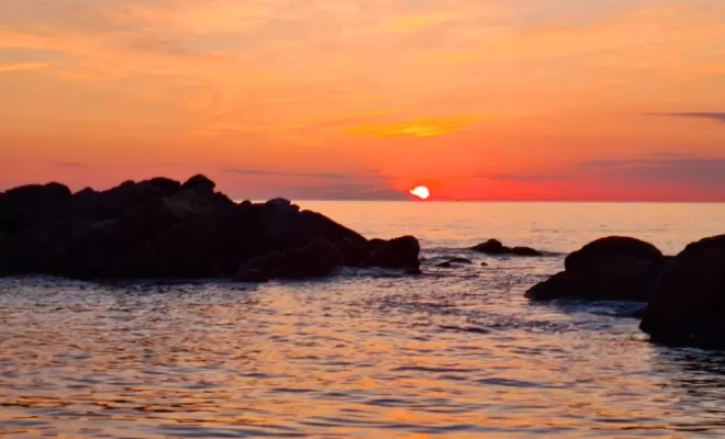 Un lever de soleil en mer