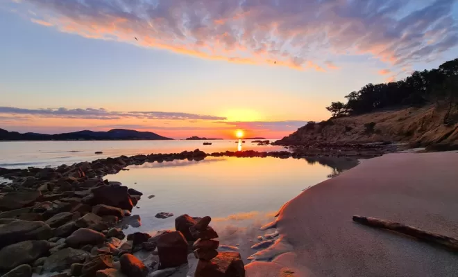 Acciaro Plage au lever du soleil.
